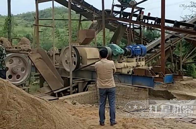 對輥機破碎河卵石現(xiàn)場