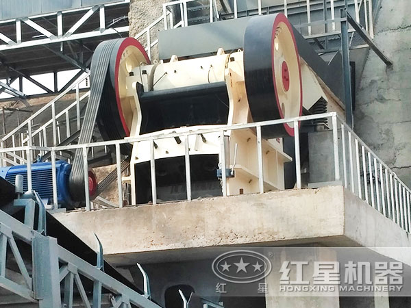 砂石廠PE顎式破碎機現場作業