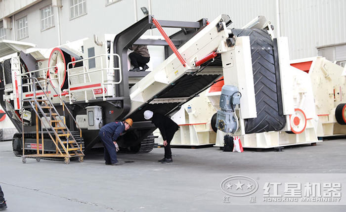 客戶參觀移動碎石機(jī)圖