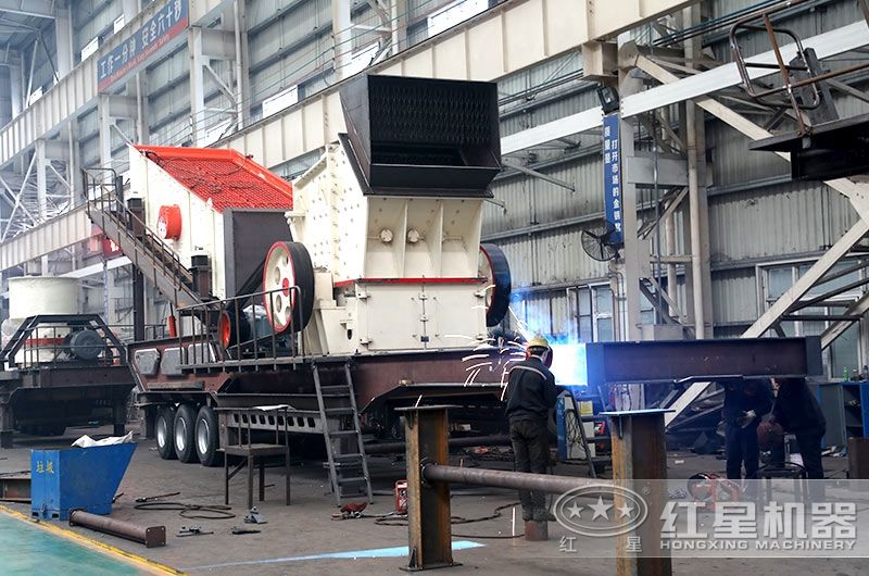 紅星技術工人車間作業(yè)