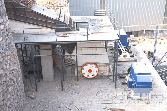 錘式破碎機(jī)作業(yè)現(xiàn)場